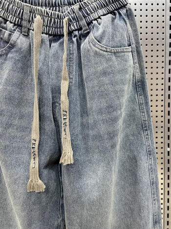 Muške traperice s elastičnim strukom, cropped kroj, blago proširene (Materijal: Poliester 70%; Zatvaranje: šnira; Duljina: cropped; Silueta: blago proširena)