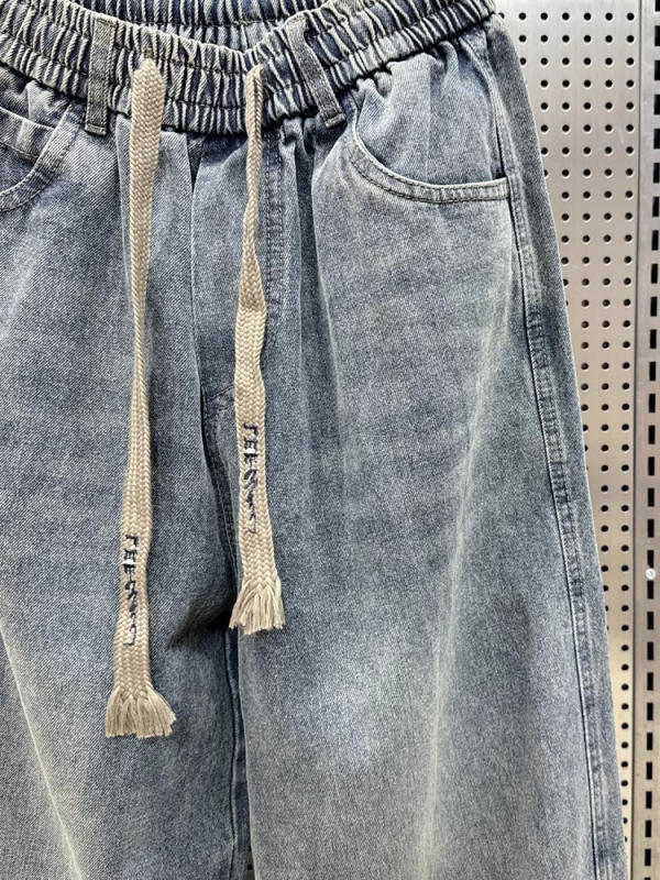 Muške traperice s elastičnim strukom, cropped kroj, blago proširene (Materijal: Poliester 70%; Zatvaranje: šnira; Duljina: cropped; Silueta: blago proširena)