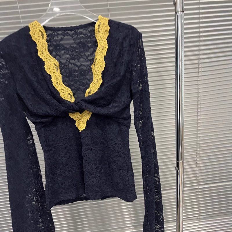 Majica s V izrezom, čipka patchwork, dugi rukavi, uski kroj, organska pamuk