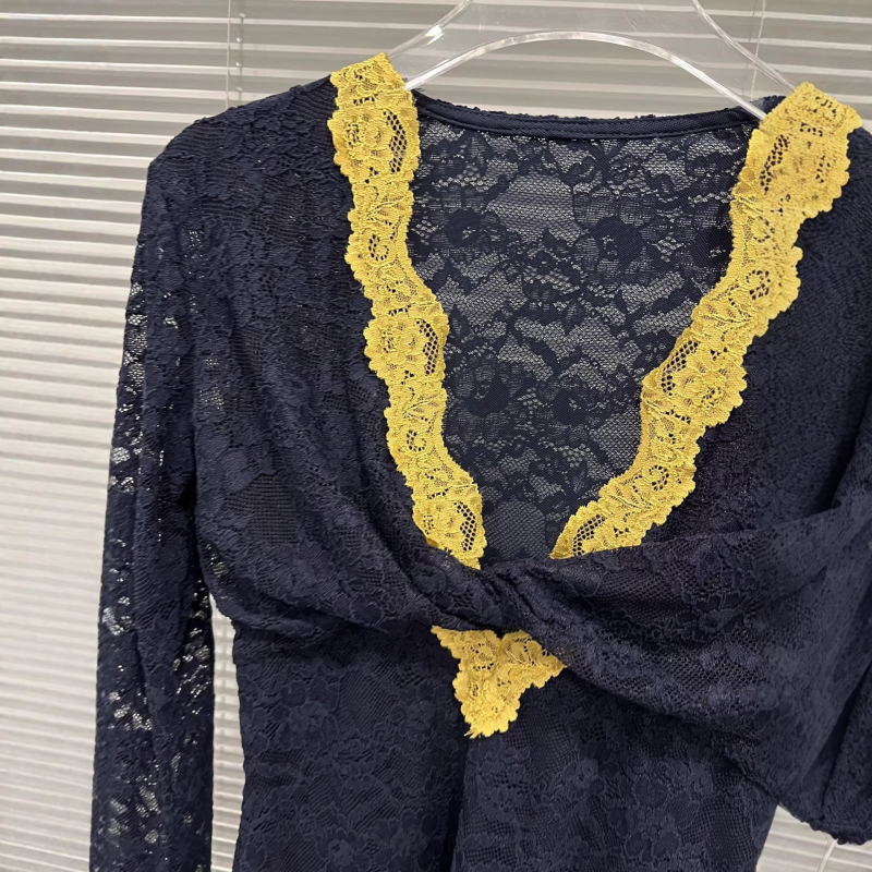 Majica s V izrezom, čipka patchwork, dugi rukavi, uski kroj, organska pamuk