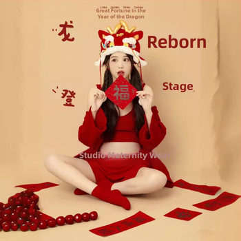 Бременна плетена комбинация: топ без ръкави с U-образна яка и къса пола с кройка hip; плат от вълна‑смес и полиестер под 30%, артистичен ретро стил