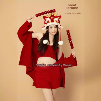 Бременна плетена комбинация: топ без ръкави с U-образна яка и къса пола с кройка hip; плат от вълна‑смес и полиестер под 30%, артистичен ретро стил