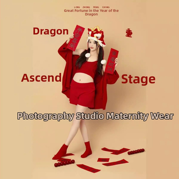 Бременна плетена комбинация: топ без ръкави с U-образна яка и къса пола с кройка hip; плат от вълна‑смес и полиестер под 30%, артистичен ретро стил