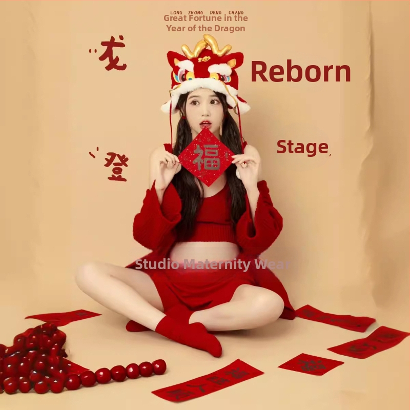 Бременна плетена комбинация: топ без ръкави с U-образна яка и къса пола с кройка hip; плат от вълна‑смес и полиестер под 30%, артистичен ретро стил