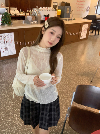 Majica s polu visokom ovratnikom, žakard tkanina, dugi rukavi, uski kroj, standardna duljina 50–65 cm
