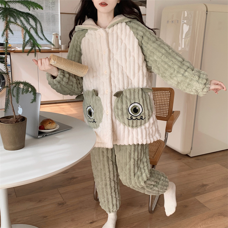 Ženske zimske pidžame s trostrukom quilt konstrukcijom, fleece podstava, od flanel materijala, s rever ovratnikom i dugim rukavima