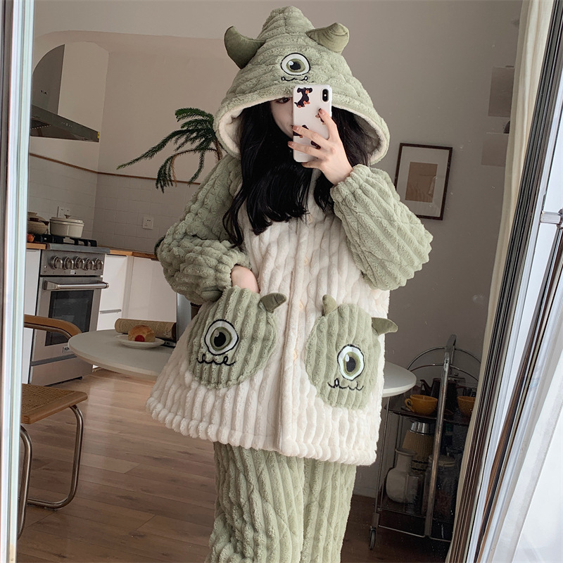 Ženske zimske pidžame s trostrukom quilt konstrukcijom, fleece podstava, od flanel materijala, s rever ovratnikom i dugim rukavima