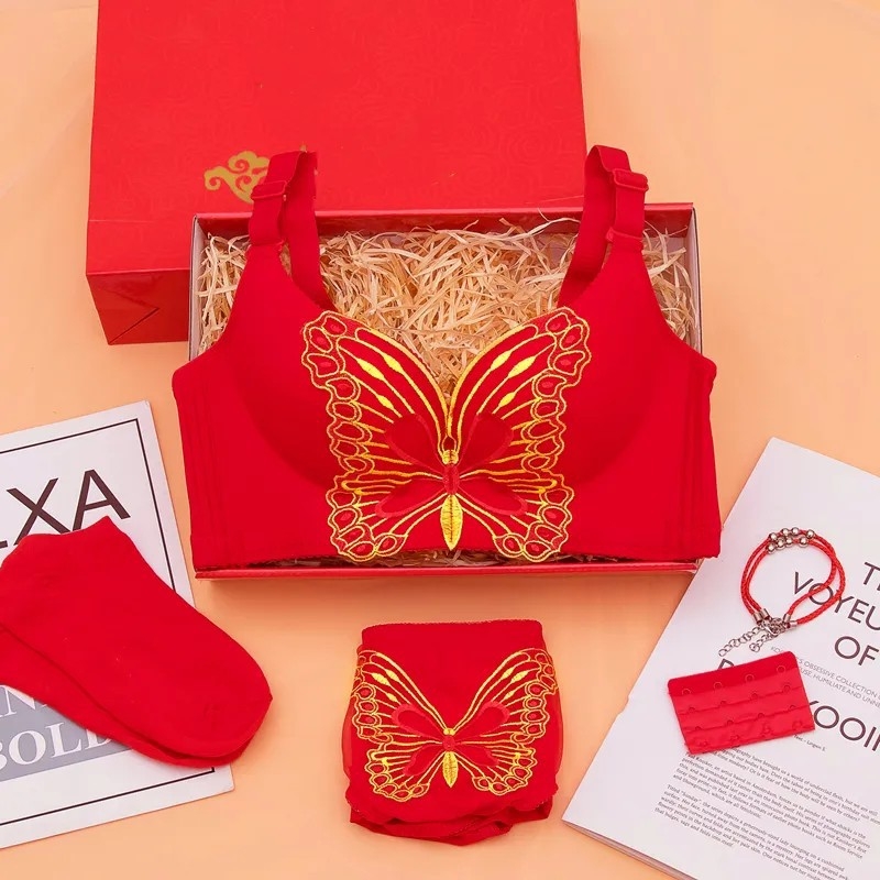 Set de lenjerie pentru nuntă în stil tradițional chinezesc, fără inele metalice; cupă 3/4; cupă modelată: subțire sus, gros jos; bretele fixe duble; închidere spate cu patru rânduri.