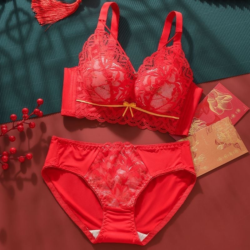 Set de lenjerie pentru nuntă în stil tradițional chinezesc, fără inele metalice; cupă 3/4; cupă modelată: subțire sus, gros jos; bretele fixe duble; închidere spate cu patru rânduri.