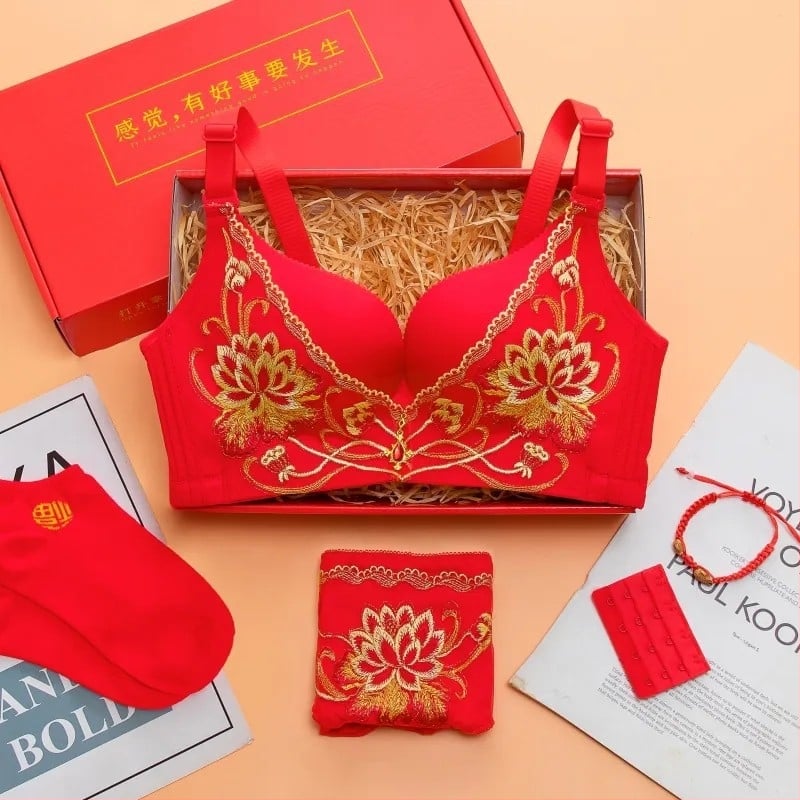 Set de lenjerie pentru nuntă în stil tradițional chinezesc, fără inele metalice; cupă 3/4; cupă modelată: subțire sus, gros jos; bretele fixe duble; închidere spate cu patru rânduri.