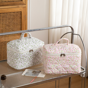Virágmintás kozmetikai táska poliészterből, külső és belső poliészter béléssel, cipzáras záródás, hordozható és multifunkcionális