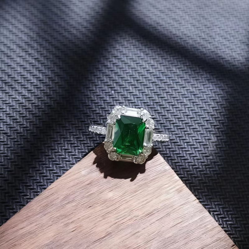 Ženski prsten sa sintetičkim kamenjem, geometrijski oblik, polirana elektroplating, uzorak smaragd-safir-rubin, proljeće 2025 izdanje
