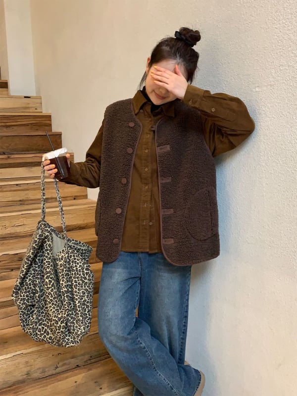 Stil coreean fără mâneci, decolteu în V, exterior cald și rezistent la vânt, umplutură poliester-pamuc, iarna 2025, lungime medie, nasturi pe un singur rând