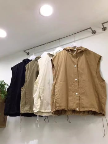 Памучна работна жилетка с качулка и връзка в подгъва, свободна кройка, стил на работно облекло, едноредово закопчаване