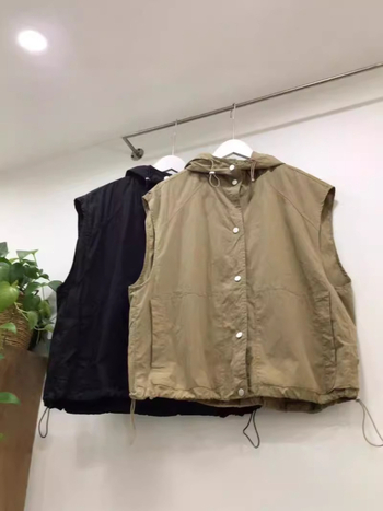 Памучна работна жилетка с качулка и връзка в подгъва, свободна кройка, стил на работно облекло, едноредово закопчаване