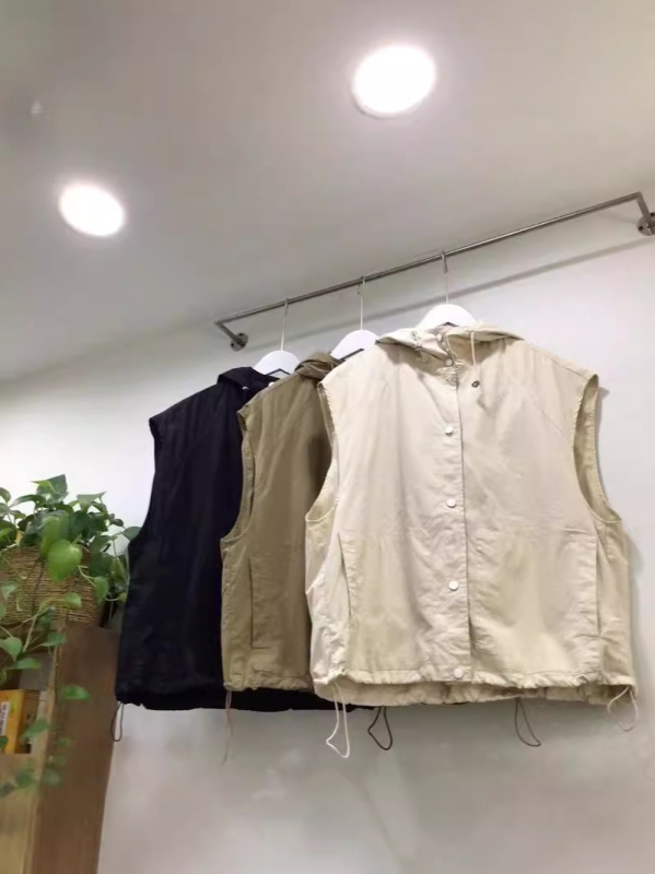 Памучна работна жилетка с качулка и връзка в подгъва, свободна кройка, стил на работно облекло, едноредово закопчаване