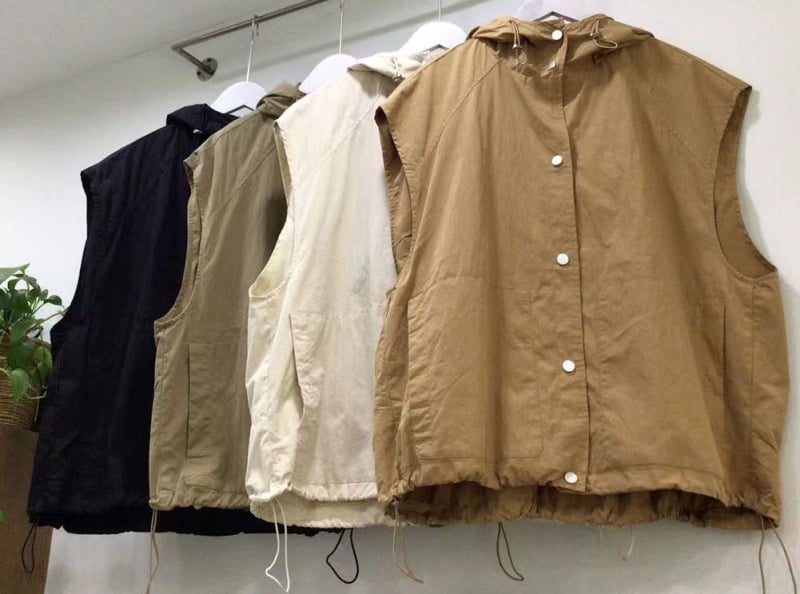 Памучна работна жилетка с качулка и връзка в подгъва, свободна кройка, стил на работно облекло, едноредово закопчаване