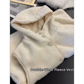 Женска жилетка без ръкави с качулка от пухкава агнешна вълна, свободен силует, едно ред копчета, без яка