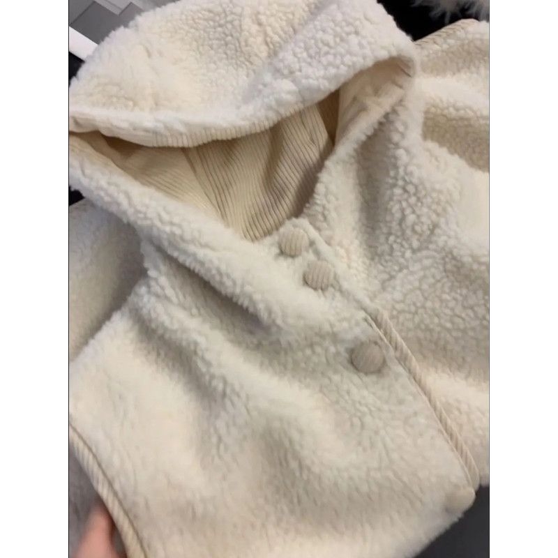 Женска жилетка без ръкави с качулка от пухкава агнешна вълна, свободен силует, едно ред копчета, без яка