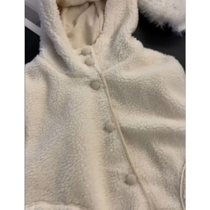 Женска жилетка без ръкави с качулка от пухкава агнешна вълна, свободен силует, едно ред копчета, без яка