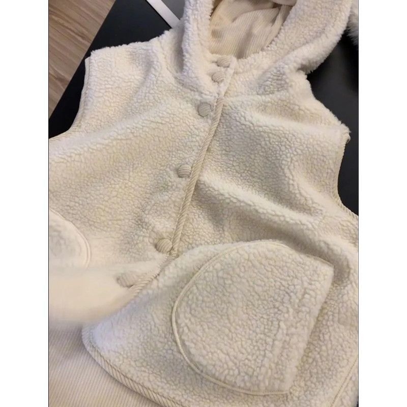 Женска жилетка без ръкави с качулка от пухкава агнешна вълна, свободен силует, едно ред копчета, без яка