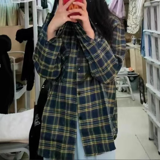 Poliesterska karirana košulja-cardigan s dugim rukavima, ovratnik tip lapel, kopčano zatvaranje, opušteni japansko-korejski stil
