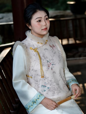 Дамска жилетка-кардиган с жакардова бродерия и стойка яка, полиестер-спандекс материал, артистичен ретро стил, тесен силует, зима 2025