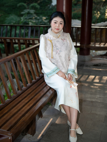 Дамска жилетка-кардиган с жакардова бродерия и стойка яка, полиестер-спандекс материал, артистичен ретро стил, тесен силует, зима 2025