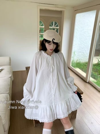 Рокля-риза с плисирани дантелени връзки, памук-еластанова материя, кръгло деколте, дълги разкроени ръкави, дължина 80–100 см, японско-корейски ежедневен стил