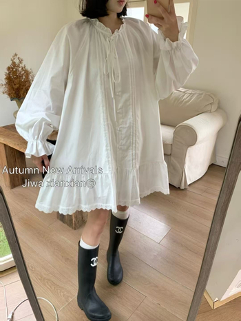 Рокля-риза с плисирани дантелени връзки, памук-еластанова материя, кръгло деколте, дълги разкроени ръкави, дължина 80–100 см, японско-корейски ежедневен стил