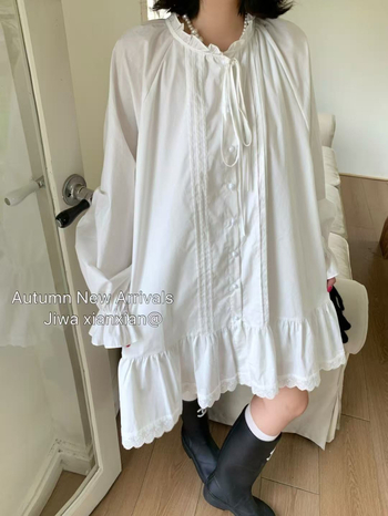 Рокля-риза с плисирани дантелени връзки, памук-еластанова материя, кръгло деколте, дълги разкроени ръкави, дължина 80–100 см, японско-корейски ежедневен стил