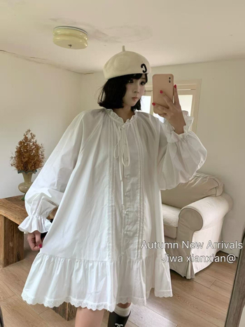 Рокля-риза с плисирани дантелени връзки, памук-еластанова материя, кръгло деколте, дълги разкроени ръкави, дължина 80–100 см, японско-корейски ежедневен стил