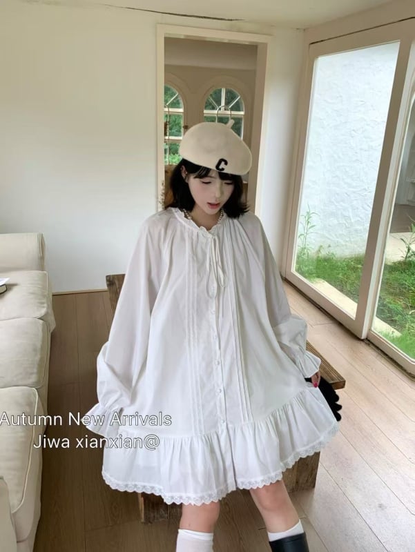 Рокля-риза с плисирани дантелени връзки, памук-еластанова материя, кръгло деколте, дълги разкроени ръкави, дължина 80–100 см, японско-корейски ежедневен стил