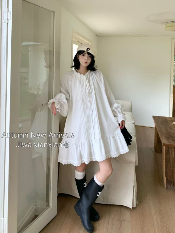 Рокля-риза с плисирани дантелени връзки, памук-еластанова материя, кръгло деколте, дълги разкроени ръкави, дължина 80–100 см, японско-корейски ежедневен стил