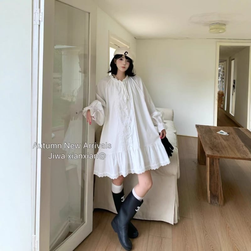 Рокля-риза с плисирани дантелени връзки, памук-еластанова материя, кръгло деколте, дълги разкроени ръкави, дължина 80–100 см, японско-корейски ежедневен стил