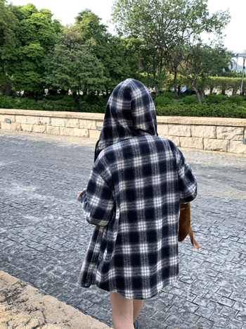 Košulja s kapuljom u kariranom uzorku, udoban široki kroj, dugi rukavi, poliester 70–80%, casual stil