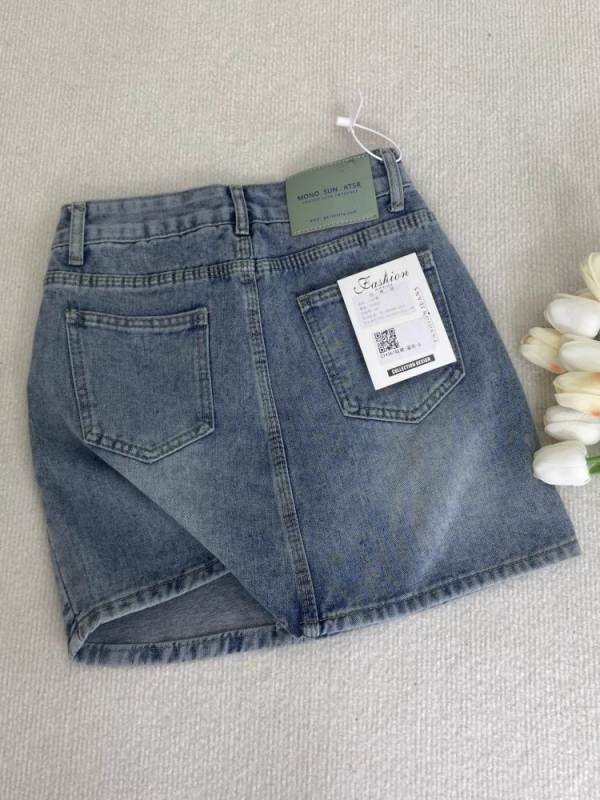 Denim suknja A-linije kratka, visokim strukom, distres detalji i kopče