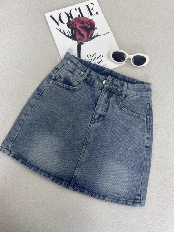 Denim suknja A-linije kratka, visokim strukom, distres detalji i kopče