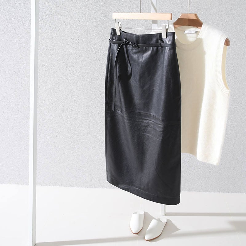 Suknja od kože koze, uski kroj u bokovima, srednja duljina, neelastična, gradski stil