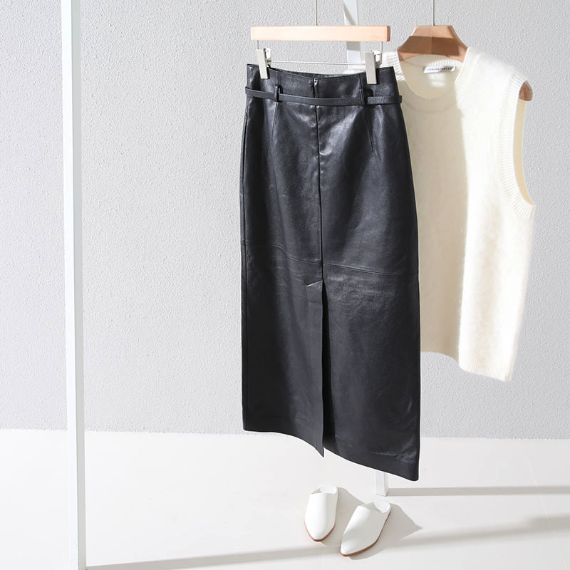 Suknja od kože koze, uski kroj u bokovima, srednja duljina, neelastična, gradski stil
