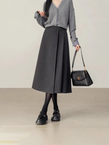 Плисирана пола с висока талия, средна дължина, вълнено-бленд плат, 70–80% полиестер, зима 2025