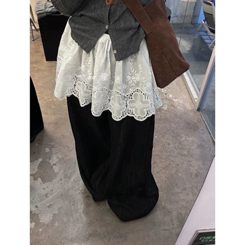 Fustă scurtă în linie A din poliester, cu model 3D și croială collage; material neelastic.