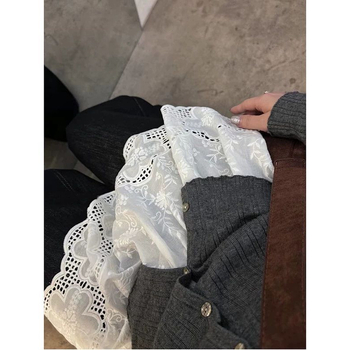 Fustă scurtă în linie A din poliester, cu model 3D și croială collage; material neelastic.