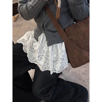 Fustă scurtă în linie A din poliester, cu model 3D și croială collage; material neelastic.