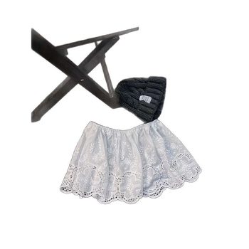 Fustă scurtă în linie A din poliester, cu model 3D și croială collage; material neelastic.