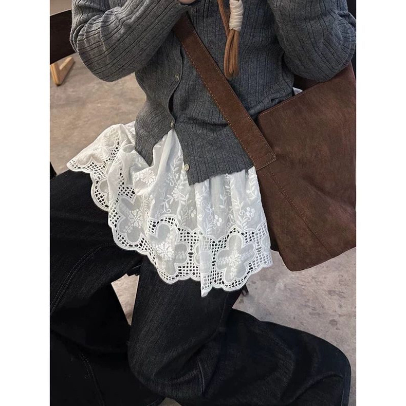 Fustă scurtă în linie A din poliester, cu model 3D și croială collage; material neelastic.