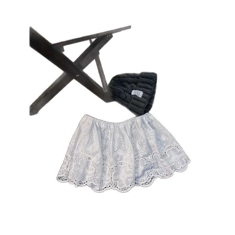 Fustă scurtă în linie A din poliester, cu model 3D și croială collage; material neelastic.