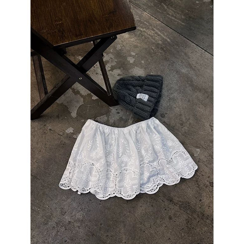 Fustă scurtă în linie A din poliester, cu model 3D și croială collage; material neelastic.