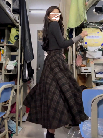 Kockasta suknja s visokim pasom, A-linija, srednje duljine, jesen 2025