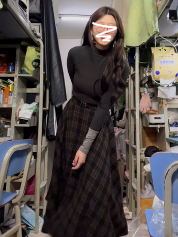 Kockasta suknja s visokim pasom, A-linija, srednje duljine, jesen 2025